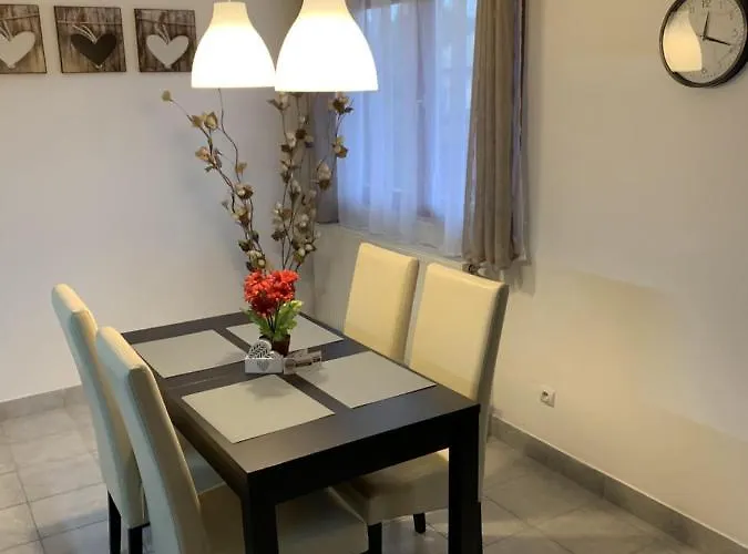Varlak Apartament Dinnyés